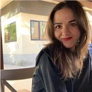 Maestra imparte clases a niños de Educación Infantil y Educación Primaria